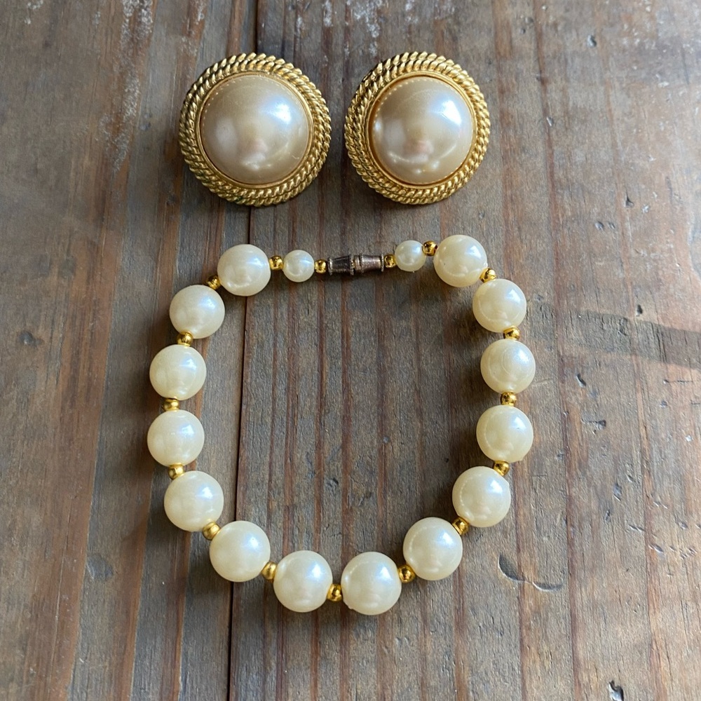Pearl and Goldtone vintage bracelet and pierced earrings set